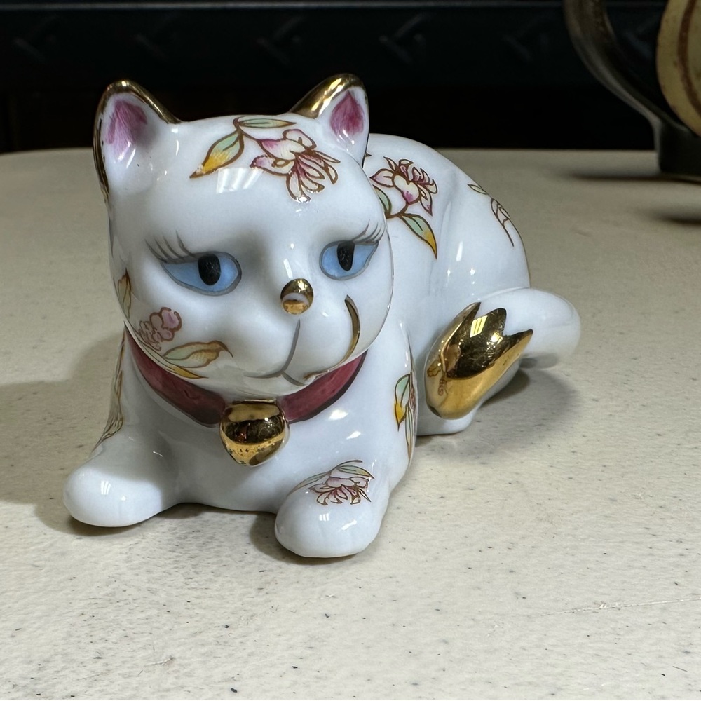 Franklin Mint curio cabinet satsuma cat figurine